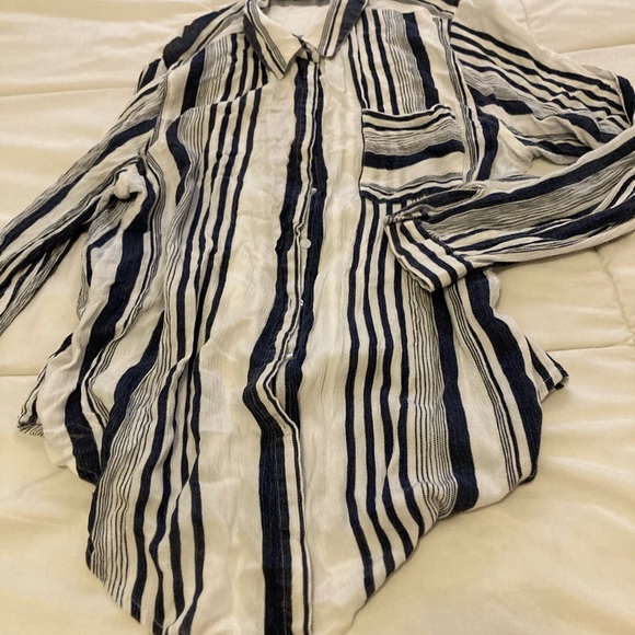 Blouse, navy and ivory, feels like linen but is 100% rayon, long tail, so 👍 - Picture 4 of 6